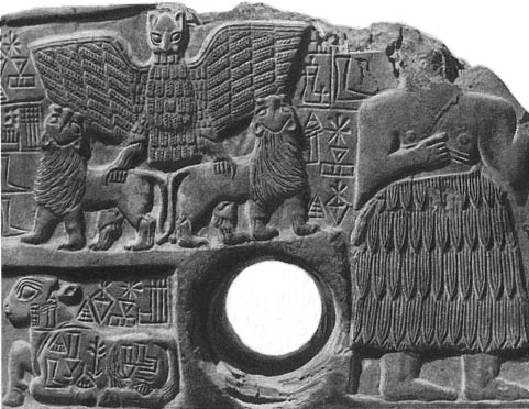 Анзуд, терзающий львов. Плита из Лагаша. 3 тыс. до н. э.