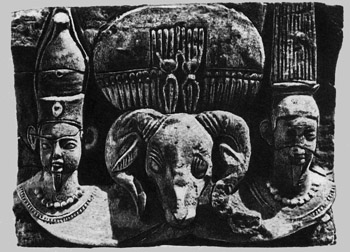 Себуимекер, Амон (в образе барана) и Аренснупис. Храм в Мусавварат-эс-Суфре. 3 в. до н. э.