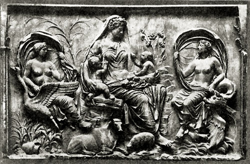 Богиня Теллус, рядом - символы воздуха и воды. Рельеф. Мрамор. 13-9 до н. э. Рим, 'Алтарь мира'