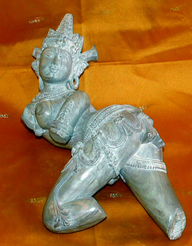 Апсара Рамбха. Источник - mogulinterior.com/media/hindu-god-statues/ns-222.jpg